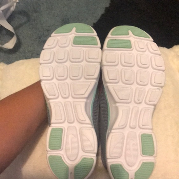 Gray Nike sneakers - Picture 4 of 4